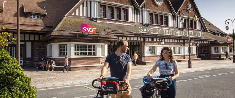 A vélo à la gare SNCF de Trouville-sur-Mer